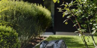 Husqvarna NERA – dva nové modely robotických sekaček bez vodicích kabelů i limitů Husquarna Automower® 310E NERA - robotická sekačka s funkcemi EdgeCut pro strředně velké trávníky