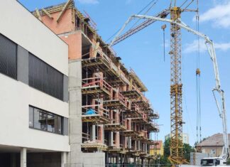 Pád českého stavebnictví se prohloubil, červnová produkce klesla o desetinu Stavebnictví stavba bytový dům, pardubice