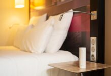 Špatný vzduch doma míváme zejména v zimě. Pomůže správné větrání i moderní senzory Netatmo chytrý senzor kvality ovzduší v (hotelové) ložnici