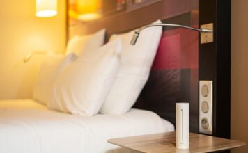 Špatný vzduch doma míváme zejména v zimě. Pomůže správné větrání i moderní senzory Netatmo chytrý senzor kvality ovzduší v (hotelové) ložnici