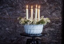 Vytvořte si netradiční adventní věnec třeba z formy na bábovku Adventní věnec například ze starší formy bábovky, foto č.21 - nazdobená forma na bábovky, se svíčkami, jako netradiční adventní věnec