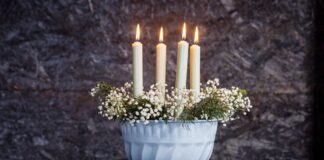 Vytvořte si netradiční adventní věnec třeba z formy na bábovku Adventní věnec například ze starší formy bábovky, foto č.21 - nazdobená forma na bábovky, se svíčkami, jako netradiční adventní věnec