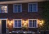Zahrada, místo pro letní pohodu s chytrým venkovním osvětlením Venkovní osvětlení philips-led-outdoor-solar-retrofit-backyard-nightime