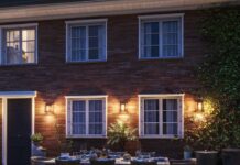 Zahrada, místo pro letní pohodu s chytrým venkovním osvětlením Venkovní osvětlení philips-led-outdoor-solar-retrofit-backyard-nightime